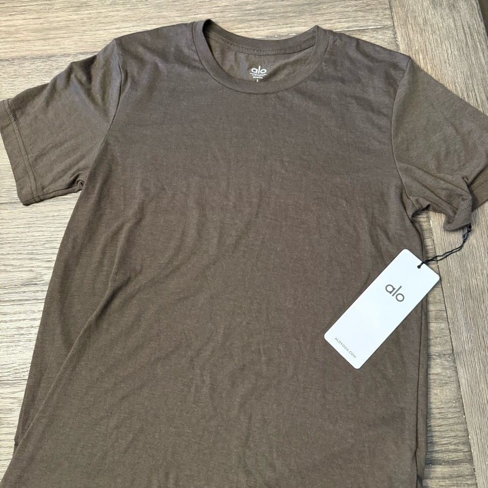 ALO Yoga Men's Short Sleeve Tee in Earthy Brown
